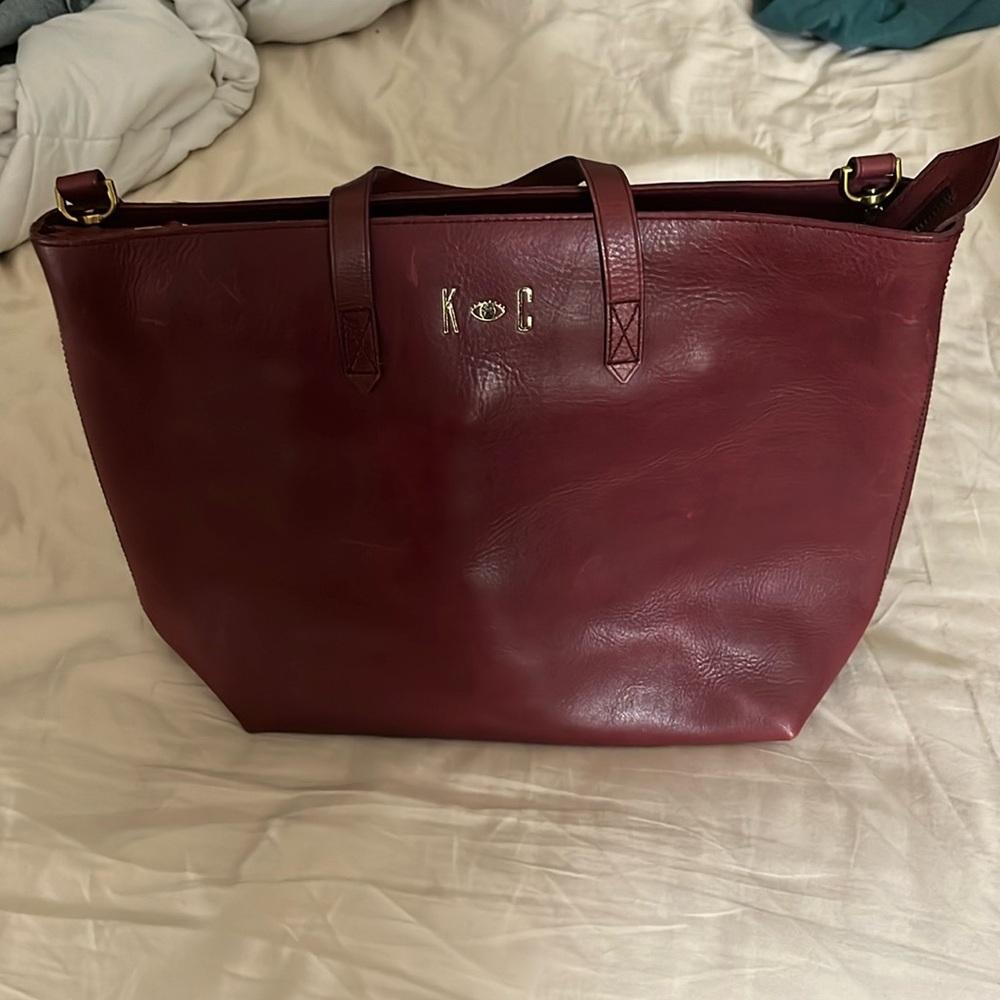 MADEWELL LEATHER BAG WITH K 👁️ C printed in gold on bag.